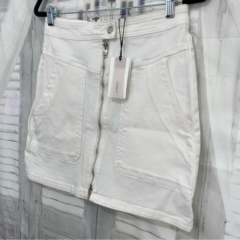 a Loves a White Stretch Denim Mini Cargo Skirt Full Zip Front Pockets Cotton NWT - Picture 3 of 8